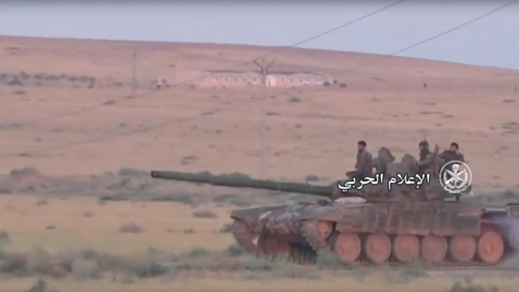 VIDEO: Ejército sirio rompe el frente en Hama con tanques T-90 y helicópteros rusos Mi-28N 