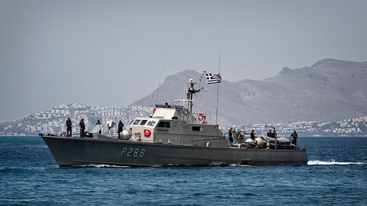 Un barco guardacostas griego abre fuego contra un carguero turco en el mar Egeo (VIDEO, FOTOS)