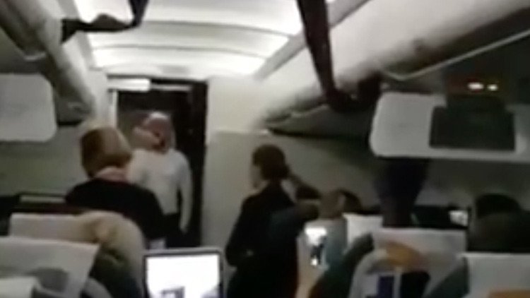 Un participante ruso de 'La Voz' canta en pleno vuelo para calmar a los pasajeros (VIDEO)
