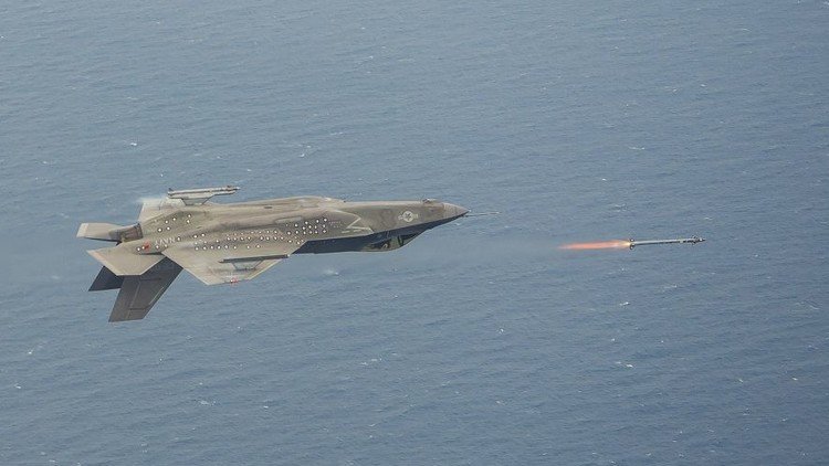 Un avión F-35 de EE.UU. dispara un misil aire-aire en vuelo invertido (FOTO)