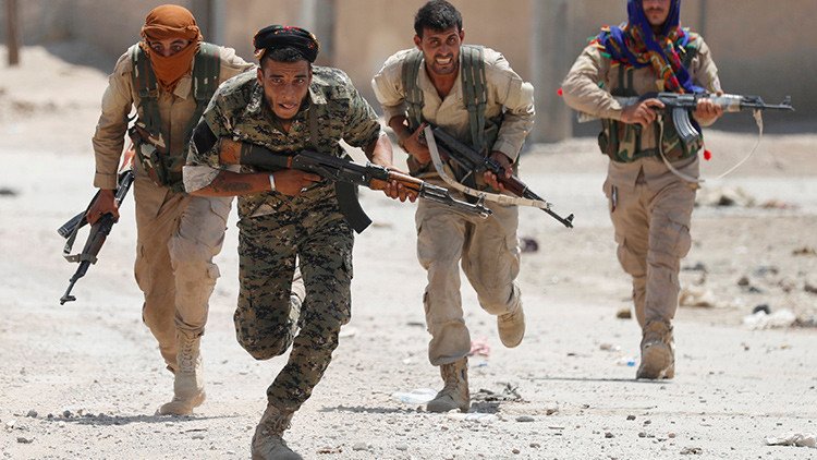 Los kurdos entran en la parte antigua de la capital del Estado Islámico en Siria