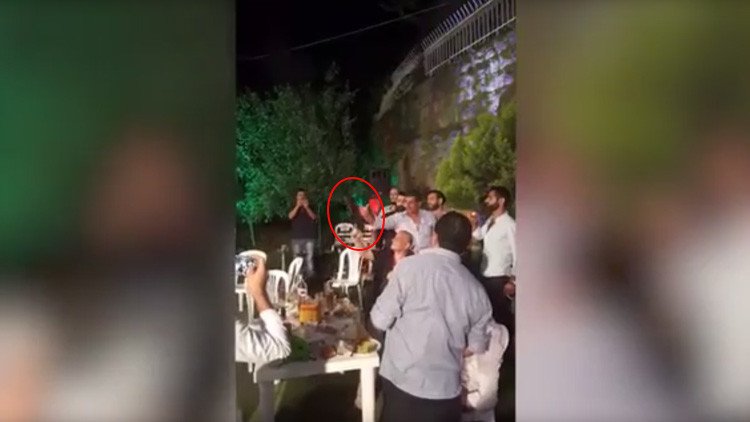 Video: Un novio dispara al fotógrafo de su boda tras perder el control de una AK-47 en Líbano