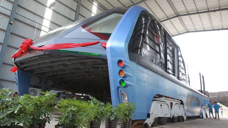 La Policía china detiene a los fabricantes del futurista 'autobús antiatascos' por fraude