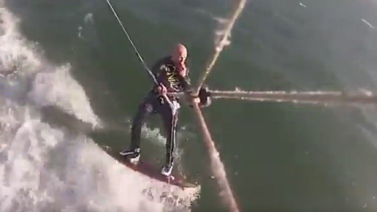 Un hombre choca contra una ballena jorobada mientras practica 'kitesurf' 