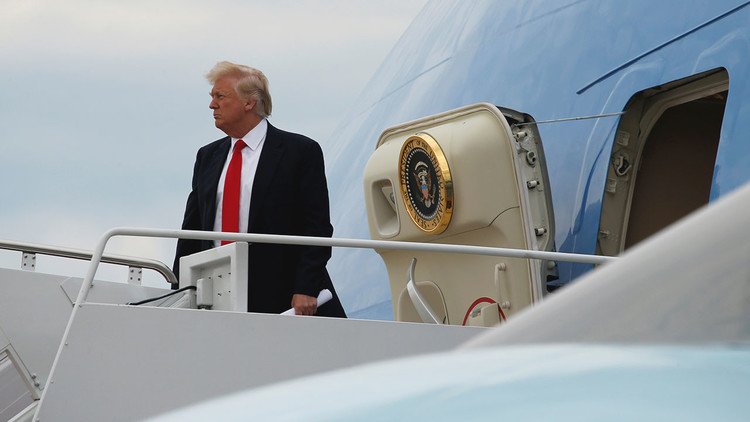 'Presidente a la deriva': Trump se pierde de camino a su limusina en un aeropuerto (VIDEO)