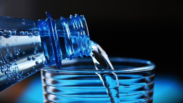 Las razones por las que nunca debes rellenar de agua tus botellas de plástico