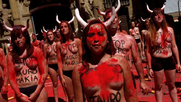 Video: Se desnudan para exigir la desaparición de las fiestas taurinas de San Fermín en España