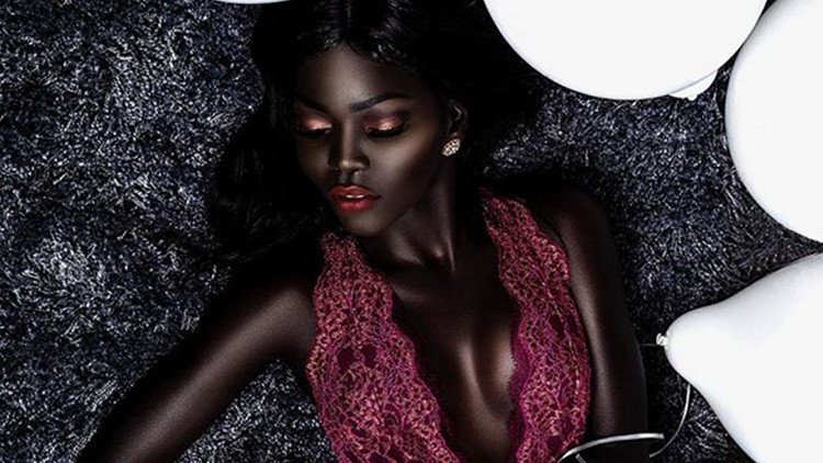 'Reina de la oscuridad': una modelo enloquece a la Red por el impresionante color de su piel (Fotos)