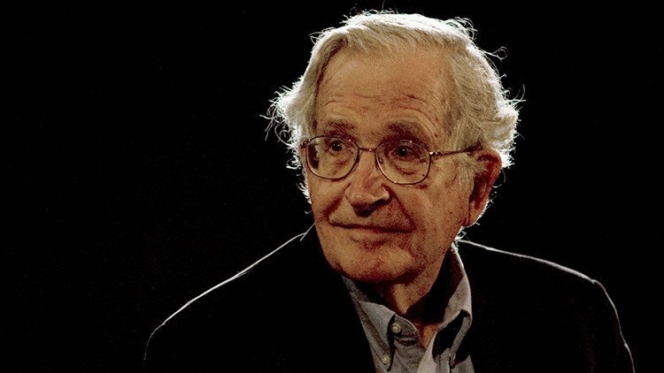 Chomsky teme una catástrofe nuclear porque "Trump tiene el dedo sobre el botón"