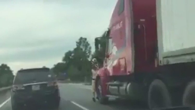 Impactante momento en que un policía agarrado a un camión es empotrado contra un muro