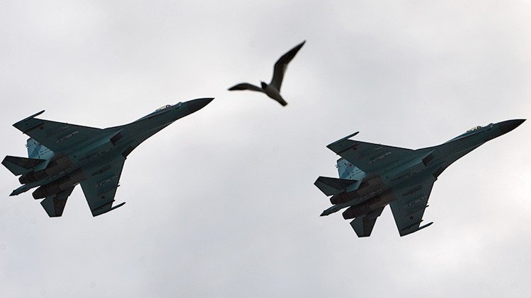 Cazas rusos 'derriban' aviones de combate 'enemigos' sobre el mar Báltico
