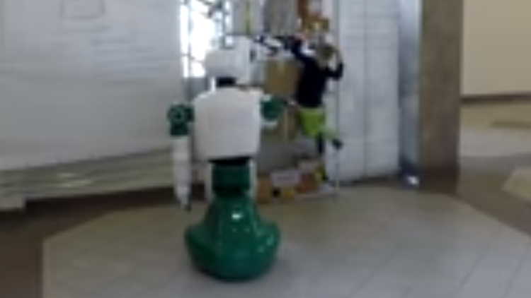 Impresionante momento en que un robot le salva 'la vida' a una niña en Rusia