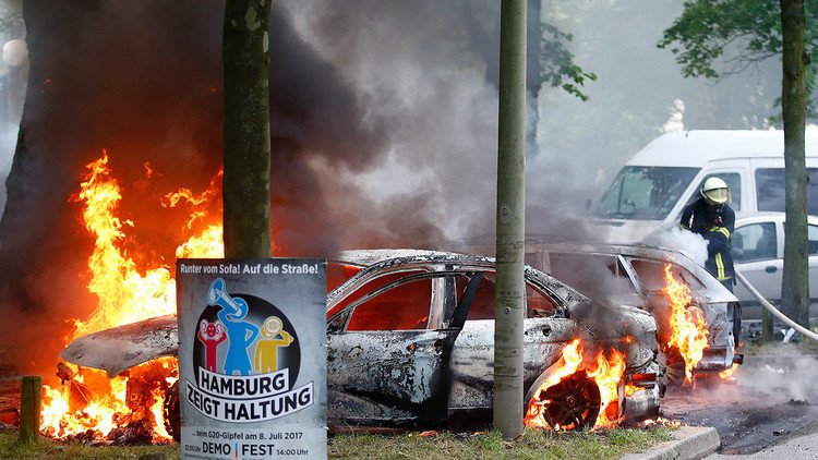 Infierno en Hamburgo: Coches calcinados y cañones de agua en las protestas anti-G20