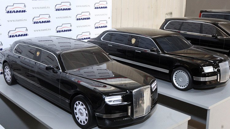 Vladímir Putin inspecciona el prototipo de la nueva limusina presidencial