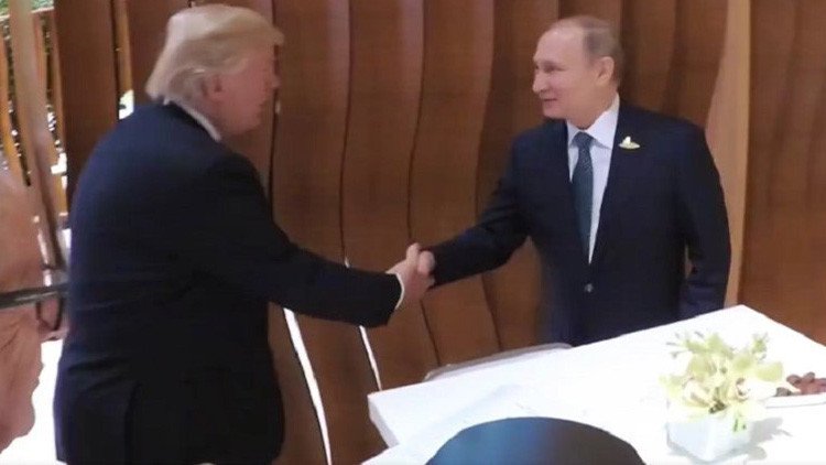 VIDEO: Las primeras imágenes de Trump dando un apretón de manos a Putin