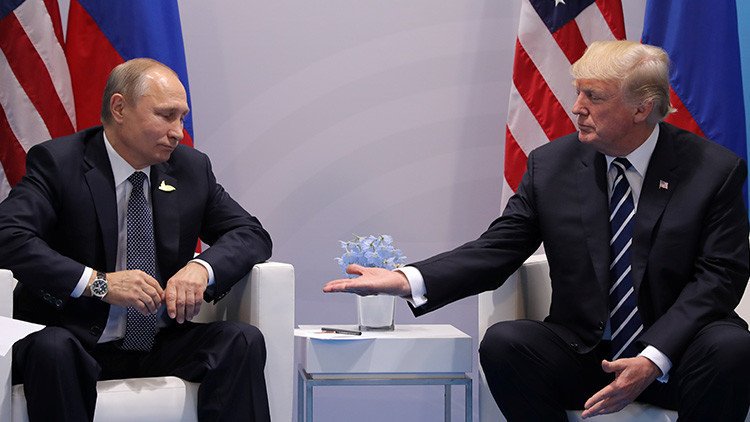 Expertos en lenguaje corporal descifran qué quiso decir Trump a Putin con sus apretones de manos