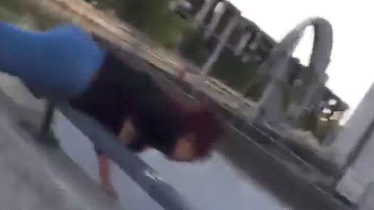 VIDEO FUERTE: Una joven se cae de un puente jugando a un reto viral