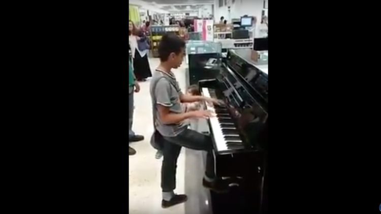 México: Un 'niño prodigio' se destapa tocando virtuosamente el piano en una tienda (VIDEO)
