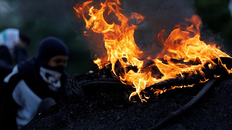 FUERTE VIDEO: Opositores en Venezuela queman a dos personas por esquivar una barricada
