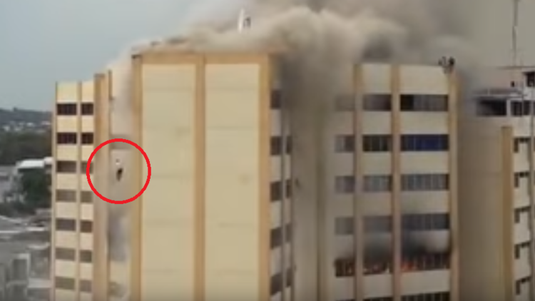 Espeluznante salto para salvar su vida durante un incendio en un Ministerio 