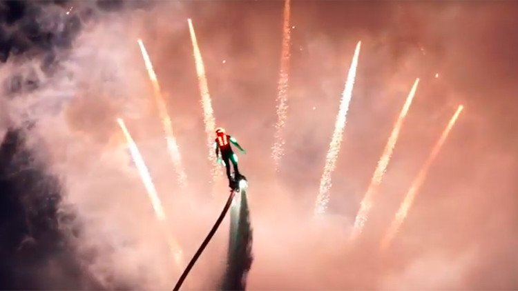VIDEO: Acróbatas en 'flyboard' iluminan el cielo de Moscú en un imponente espectáculo nocturno