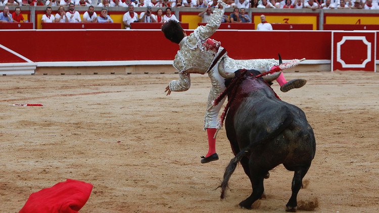 FUERTES IMÁGENES: Fiesta, toros y peligro en los Sanfermines en España