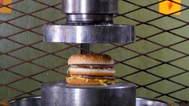 Esto pasa si aplastamos una hamburguesa de McDonald's con una prensa hidráulica