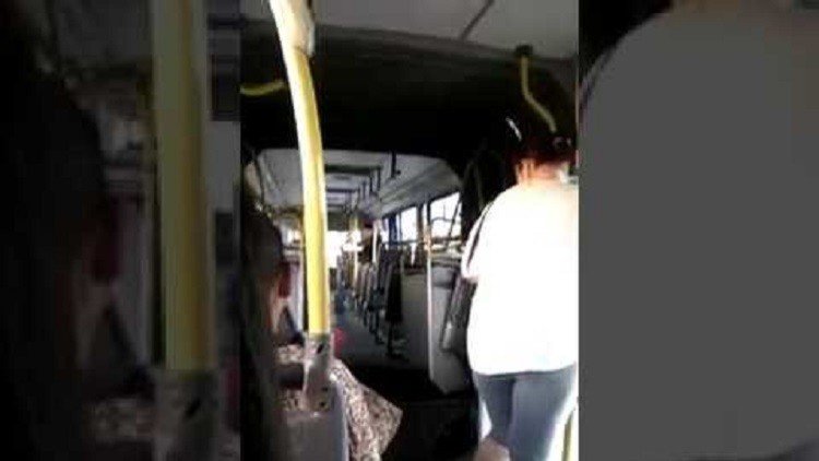 Graban cómo un autobús articulado se parte en dos en Brasil