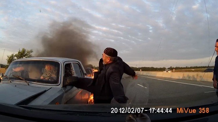 De película: Épico rescate de un auto en llamas tras un accidente 