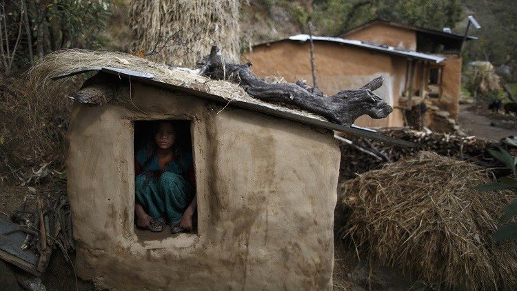 Una joven muere en Nepal durante su encierro en 'la cabaña de la menstruación'