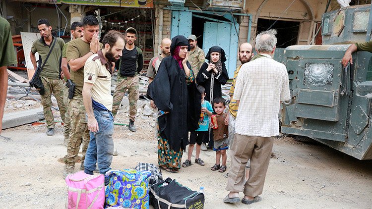 FOTO: Una yihadista se suicida con un bebé en los brazos cuando intentaba huir de Mosul