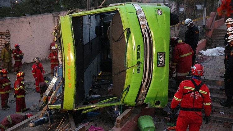 FUERTES IMÁGENES: Roban a víctimas de un accidente mortal de autobús en Perú