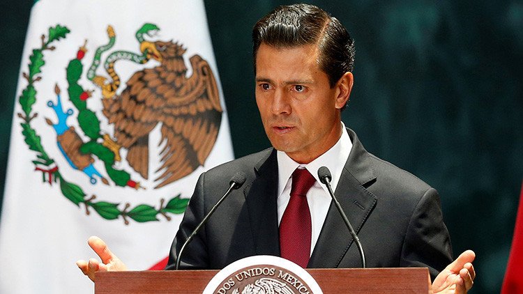 Peña Nieto sufre burlas y críticas en Twitter por su saludo a una Nobel de la Paz
