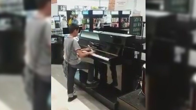 México, pendiente del niño que dejó a todos boquiabiertos al tocar el piano en una tienda 