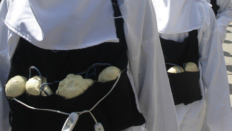 Una española se casa con un yihadista y recibe como regalo de bodas un cinturón explosivo