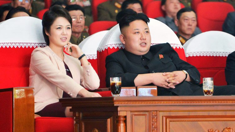 La esposa de Kim Jong-un reaparece en público después de varios meses 