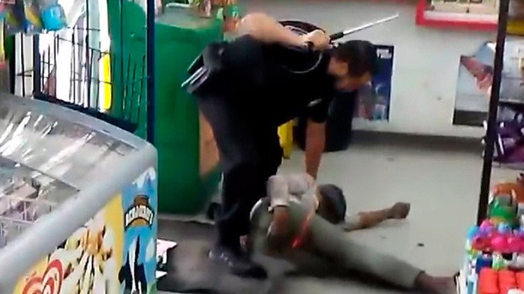 Un policía golpea con su porra de acero a una sintecho (FUERTES IMÁGENES)