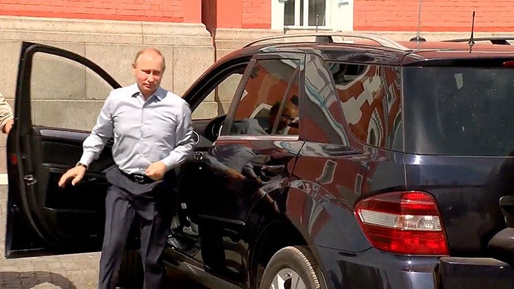 VIDEO: ¿Quién es el misterioso personaje de rojo al que Putin hace de chófer?