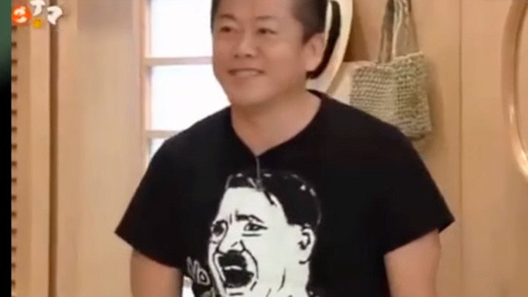 El canal Japonés NHK se disculpa por una camiseta con un dibujo de Hitler (VIDEO)