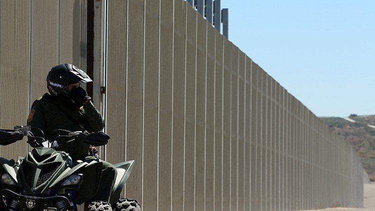 Trump: "El muro será transparente para que veas cómo los sacos de drogas caen sobre ti"
