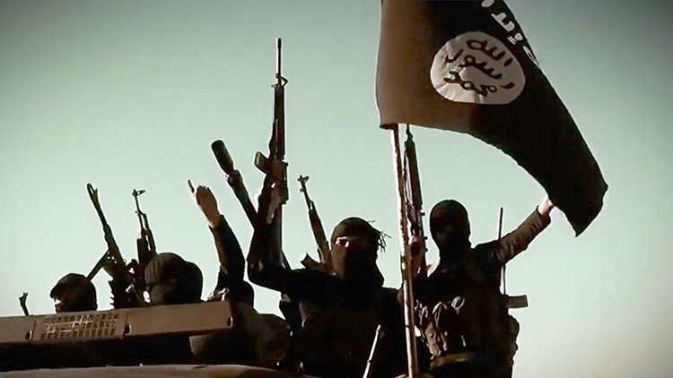 Un militar de EE.UU. sospechoso de apoyar al EI aparece en fotos besando la bandera yihadista