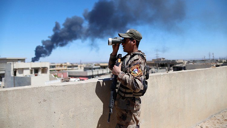 FUERTES IMÁGENES: Soldados iraquíes tiran por un precipicio a terroristas del EI y los acribillan