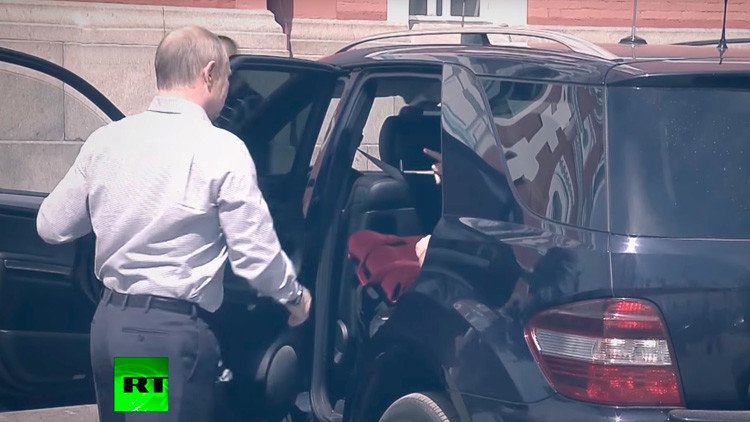 Revelado el misterio del bolso rojo en el coche de Putin (video)