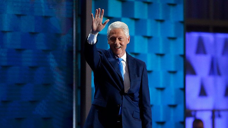 'Entre dos Bush': Una foto viral de Bill Clinton desata una ola de bromas y comentarios