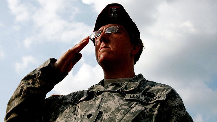 FOTO: Un soldado estadounidense rinde homenaje a una procesión fúnebre bajo un aguacero