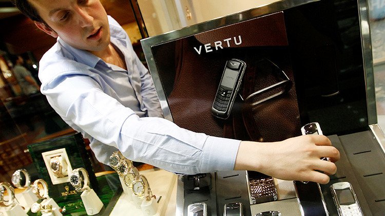 Vertu: El fabricante de los lujosos teléfonos "para ricos sin estilo" va camino a la quiebra