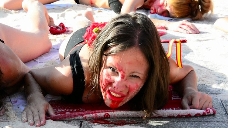 VIDEO: Activistas 'ensangrentados' y semidesnudos protestan en Madrid contra las fiestas taurinas