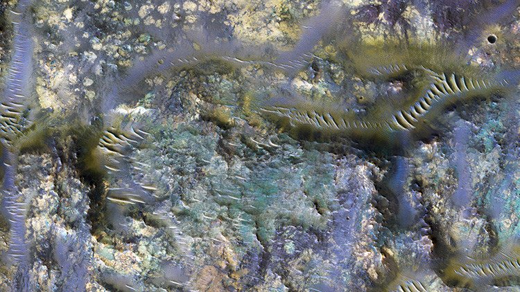 Una nueva imagen revela impresionantes 'gusanos' en un cráter de Marte