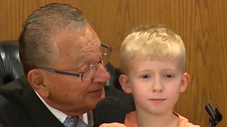 VIDEO: Un niño participa del veredicto contra su padre en un juicio (y no le ayudó mucho)