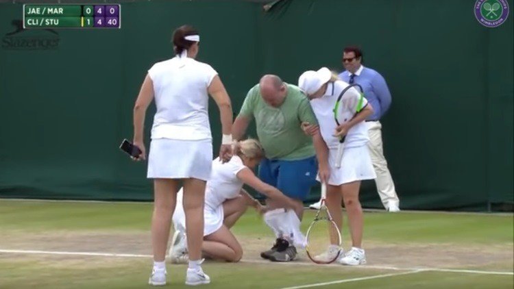 Da consejos a las tenistas desde tribuna en Wimbledon, le ponen una falda y lo hacen jugar al tenis